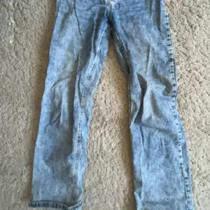 Säljer dessa stonewashed jeans för att de ej passar mig❣️ Inga deffekter då jag ej använt de, orginal pris 500kr❣️ Kom privat för fler bilder ❤️ Storlek 34 men skulle säga att det skulle passa storlek 32-36 också❣️ de ser ut som straight jeans på bild❣️