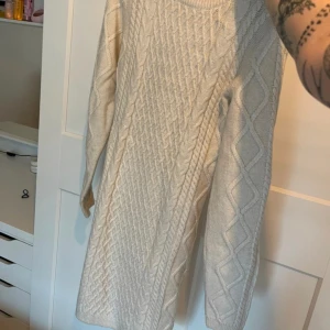 Stickad klänning  - Oanvänd från HM, inköpspris 399:-. 