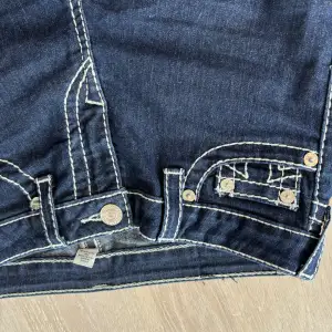 Ett par as coola omsydda (till bootcut) lågmidjade true religion jeans! Jag är öppen för att diskutera priset!!🥰🥰