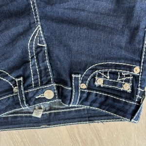 True religion jeans  - Ett par as coola omsydda (till bootcut) lågmidjade true religion jeans! Jag är öppen för att diskutera priset!!🥰🥰