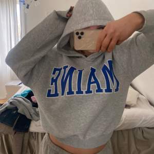 Super gosig hoodie som det står ”MAINE” på💗 Från Gina tricot 💗