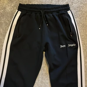 Palm angels byxor  - Mörkblåa Palm angels byxor, riktig soft byxor och snygga 👍🏽