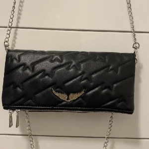 Zadig & voltarie  - Kommer inte till användning , Köpt för fullpris och modellen säljs inte längre. Den är nästan helt oanvänd och köpt för 4200kr. Priset kan diskuteras 💖