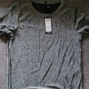 Glittrig t-shirt - Prislappen sitter kvar, endast testad