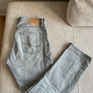 Ljusgrå jeans - Storlek 31 i midjan och längd 32. Är i bra skick. Från Jack and jones. Rak modell. 