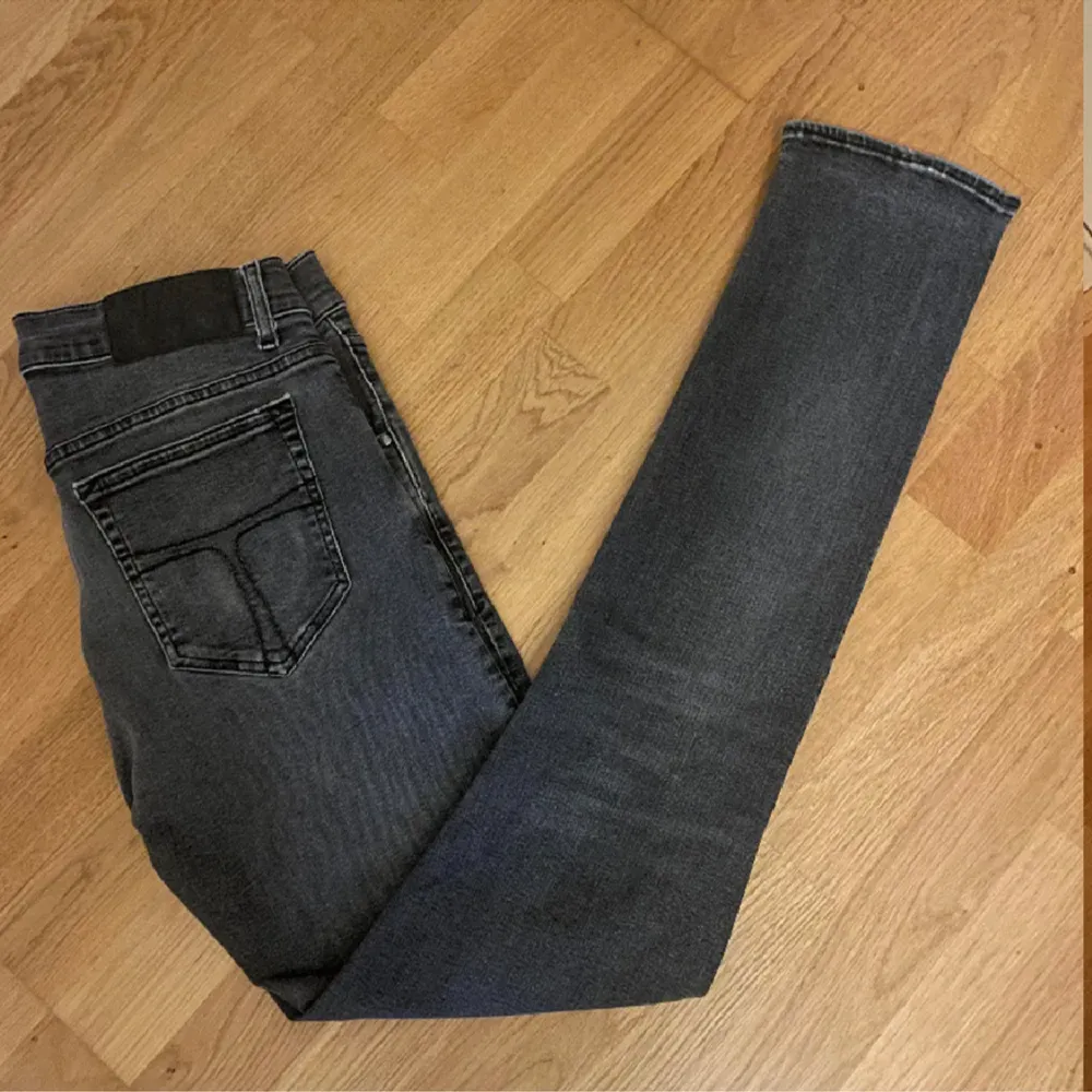 Ett par jeans från tiger Sweden. Slim fit  Skick 9,3/10  Storlek 29/32 Säljer pga för tighta i passformen för mig  . Jeans & Byxor.