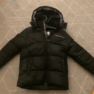 Calvin Klein Jeans Jacka  - Detta är en Calvin Klein bomberjacka som är ganska varm och skön. Jag säljer denna för att den är lite för stor för mig :) 