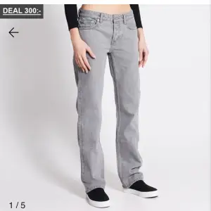 Jättefina jeans som jag säljer då de inte riktigt passar mig. Storlek s. Nyskick💕
