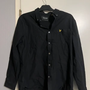 Lyle & scott skjorta  - En ass fet lylen scott skjorta i storlek L. Säljer pga att den är för stor. Pris kan diskuteras. 