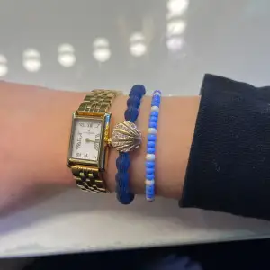 Blått fint hemmagjort armband som passar fint till sommar🩵🤍