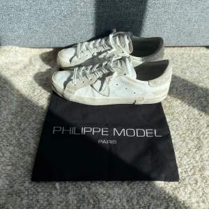 Tja! Säljer nu dessa riktigt feta Philippe model skorna. Helt nya snörern på, skorna är knappast använda. Finns någon liten defekt men annars i toppen skick! Dustbag medföljer vid köp. Vid fler frågor är det bara att höra av sig! Mvh😊🙌