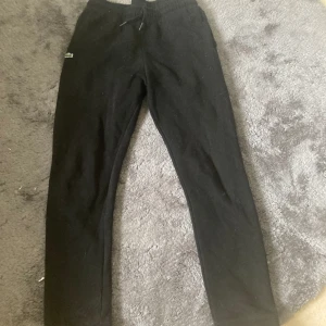 Lacoste byxor  - Fräscha har haft dom ett par gånger men nu är dom försmå köpte för 700 eller nåt sånt på kidbrandstore 