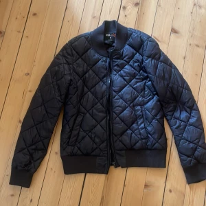 quiltad jacka - Säljer en quiltad bomber jacka i storlek S. Dock är den lite liten i storleken.