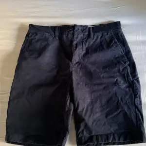 Säljer nu dessa riktigt trendiga och exsklusiva shorts,Skick 9/10 storlek 29 midja nypris 999- mitt pris 259 