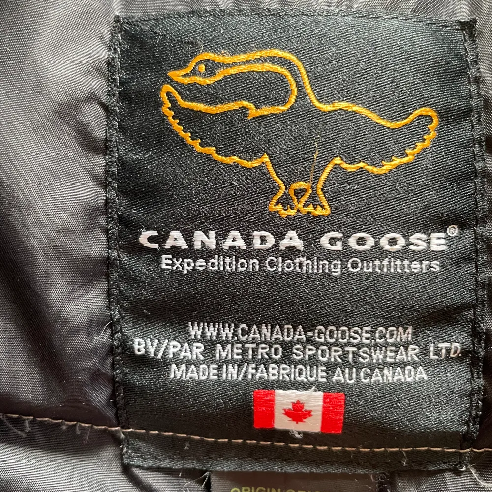 Säljer min mammas vintage canada goose väst då den inte kommer till användning💕 Den är i bra skick utan defekter. Pris kan diskuteras💕. Jackor.