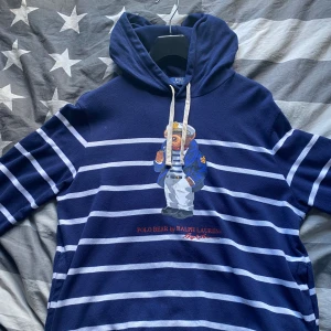 Polo Ralph Lauren Hoodie - En mörk blå Hoodie som Man kan använda på en kall sommarnatt