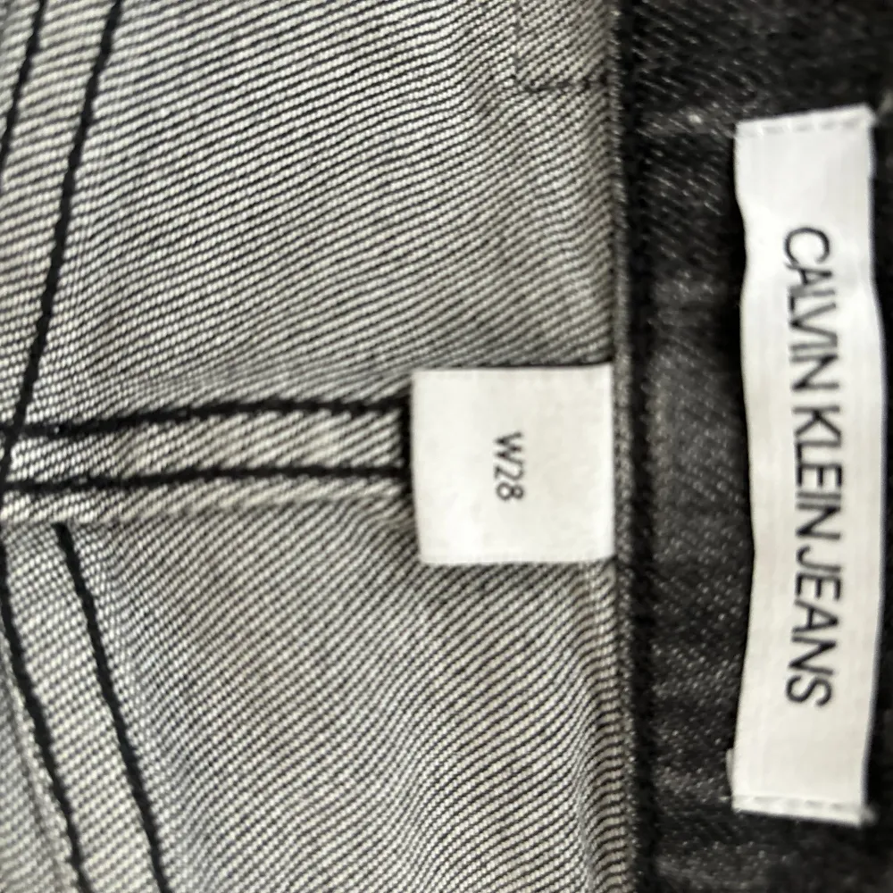 Calvin Klein jeanskjol, alcamo black, w28, endast använd ett par gånger. . Kjolar.