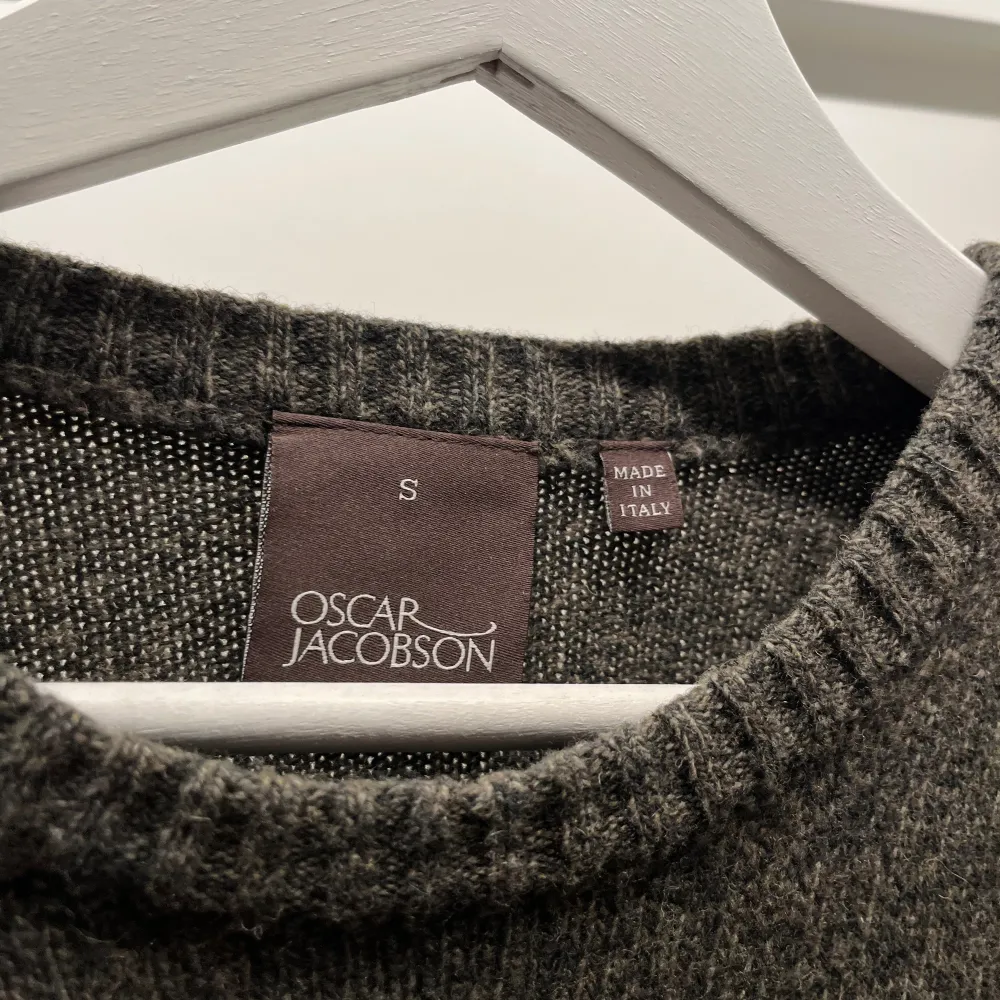 Säljer denna sjukt snygga stickade Oscar Jakobsson tröjan, tröjan är inköpt för 1299 och är använd ett par gånger men är i toppskick utan defekter.   Storlek S   Kan gå ner något i pris vid smidig affär  . Tröjor & Koftor.