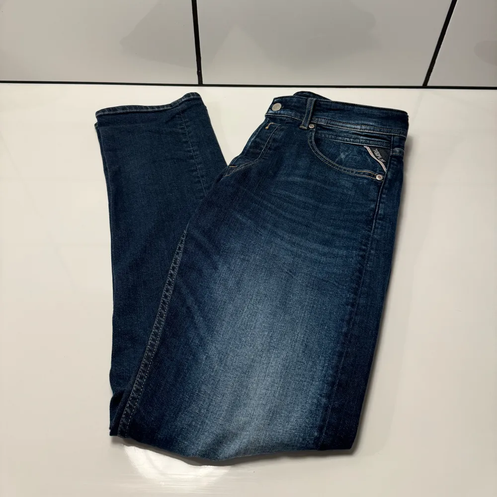 Replay Jeans i modellen grover, byxorna är inprincip nya. Använda 2-3 ggr, nypris 1499. Mitt pris 549kr! Hör av er vid minsta fundering 😀. Jeans & Byxor.