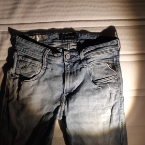 Replay jeans!!! - Tja! Säljer dessa super snygga Replay Jeans. De är i bra skick nästan aldrig använda. Skriv om du har någon fråga. Gå in på min profil för att hitta andra kläder och skor i andra färger och storlekar!!!