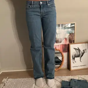 Fina jeans från weekday💗 Aldrig använda fast har tagit upp slmen vid bena. Straight fit.