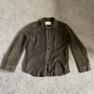 Our Legacy mocka jacka - Nypris 6000kr Fint skick 46/small Skriv om du har någon fråga!