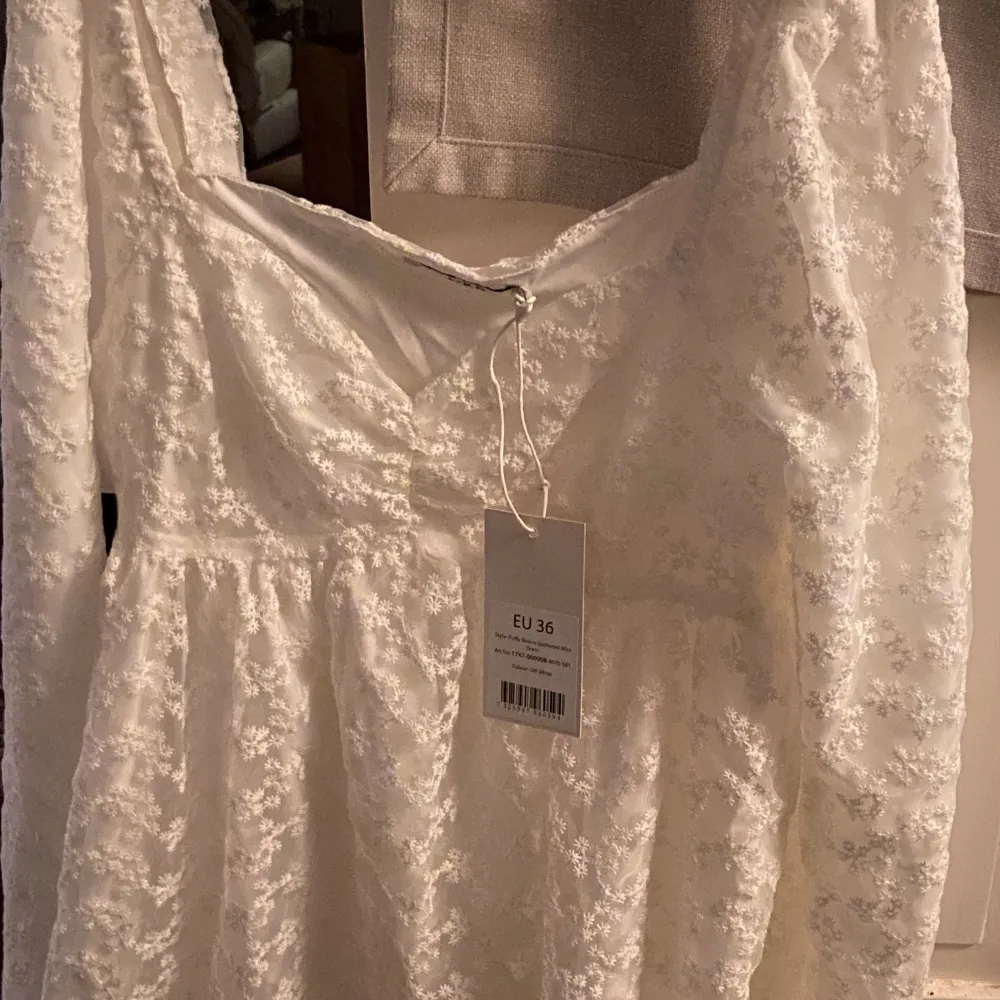 Säljer denna superfina klänning från Ida Carlssons kollektion med Na-kd!💕💕Passar perfekt nu inför studenten! Har den i två storlekar, 34 och 36. Båda inköptes förra våren men är aldrig använda. . Klänningar.