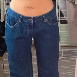 Superfina jeans i väldigt bra skick som köptes vintage men tyvärr blivit för stora. Tveka inte att höra av dig! 🥰