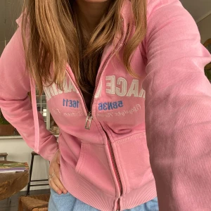 Coquette Barbie vintage race marine zip up hoodie  - En väldigt fin zip up hoodie av märket Race Marine. Har lite skavanker som syns på sista bilderna. Inget allvarligt men därav priset. Skriv till mig vid frågor eller förhandlingar! 