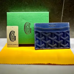 Hej, just nu säljer jag denna snygga 1:1 goyard plånboken. Färgen är Marinblå och den har mycket utrymme för både kort och kontanter. Tveka inte på att ställa några frågor eller att be om några bilder och se min profil för andra grymma produkter.