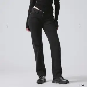 Säljer dessa svarta Arrow jeans från Weekday, säljs för de är för små i storleken men väldigt bra skick: 9/10 (Frakt ingår) Nypris: 590kr