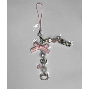 Handgjord Rosa Mobil Slinga  Nyckelring eller accessoar till väska 💖