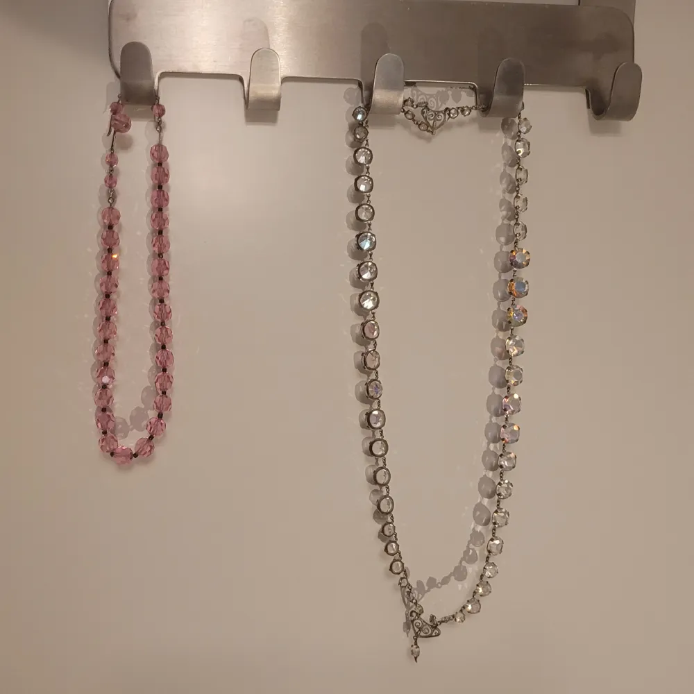 2 st äldre halsband i bra skick. Rosa pärlhalsband 100 kr  Kristallhalsband 250 kr  . Accessoarer.