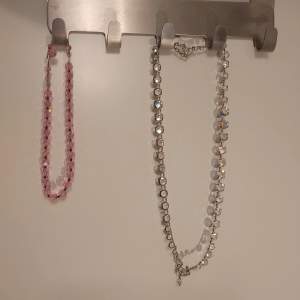 2 st äldre halsband i bra skick. Rosa pärlhalsband 100 kr  Kristallhalsband 250 kr  