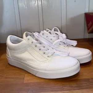 Helt nya vita vans skor Aldrig använda bara testade en gång Storlek 36,5  Köp igenom köp nu!!!