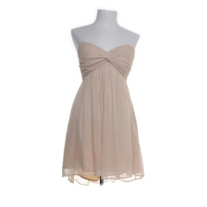 Klänning Nelly - Säljer denna super fina klänning från Nelly, jag köpte den på sellpy för 200kr  och då den inte passade mig säljer vidare. Färgen är lite ljusrosa/beige och den är i storlek 36. Skriv vid frågor ❣️