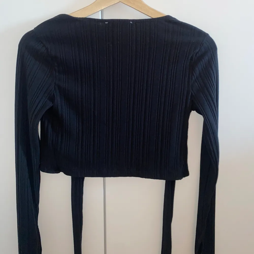 Superfin tröja att ha antingen ingenting eller en bralette under. Perfekt ihop med en långkjol 😍 endast testad. . Tröjor & Koftor.