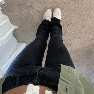 Svarta lågmidjade jeans - Säljer dess jätte fina låg midjade jeans från weekday.💕 Dom är i jätte bra stick och dom är i storlek 27 motsvarar 36/s💕