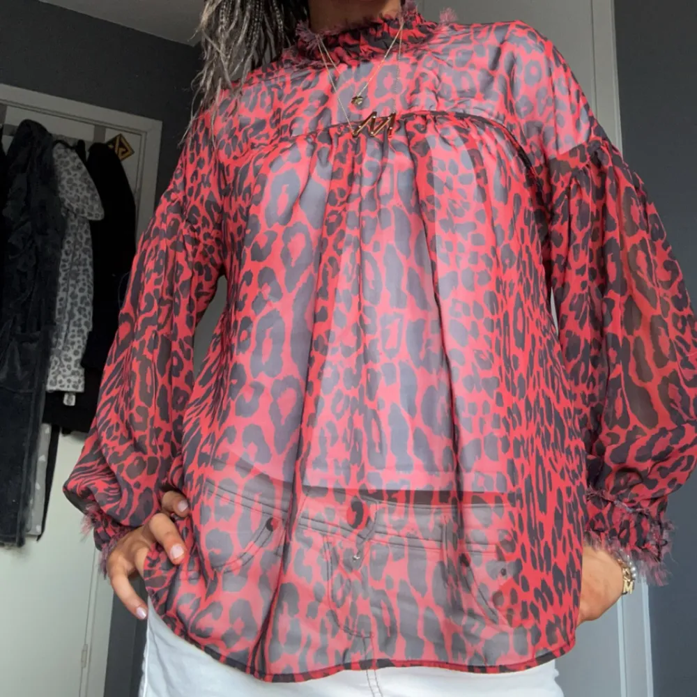 Säljer min röda leopard topp/blus från zara då den inte kommer till användning och jag rensar min garderob!💞 Den är ganska genomskinlig och på bilderna har jag en T-shirt under!💞Pris kan diskuteras!💞. Blusar.