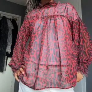 Säljer min röda leopard topp/blus från zara då den inte kommer till användning och jag rensar min garderob!💞 Den är ganska genomskinlig och på bilderna har jag en T-shirt under!💞Pris kan diskuteras!💞