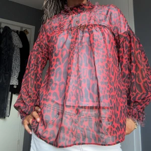 Röd leopard blus  - Säljer min röda leopard topp/blus från zara då den inte kommer till användning och jag rensar min garderob!💞 Den är ganska genomskinlig och på bilderna har jag en T-shirt under!💞Pris kan diskuteras!💞