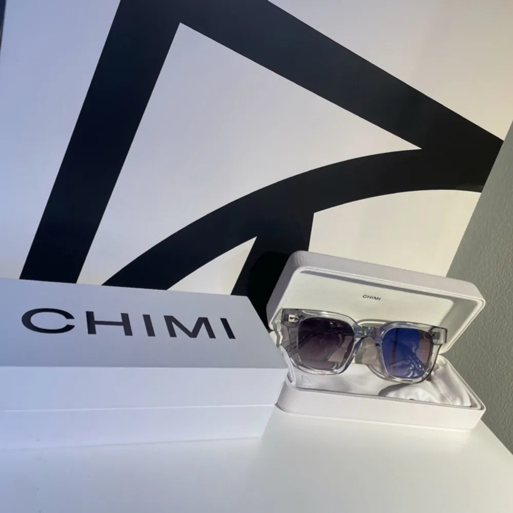 Säljer ett par asshyssta chimi glasögon i modellen 04 grey som är perfekta till sommaren 🔥| skick är 9/10 inga defekter | säljs för 650, priset är inte hugget i sten | öppen för frågor 👑. Övrigt.