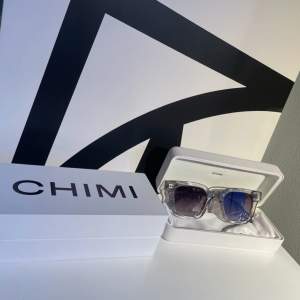 Säljer ett par asshyssta chimi glasögon i modellen 04 grey som är perfekta till sommaren 🔥| skick är 9/10 inga defekter | säljs för 650, priset är inte hugget i sten | öppen för frågor 👑