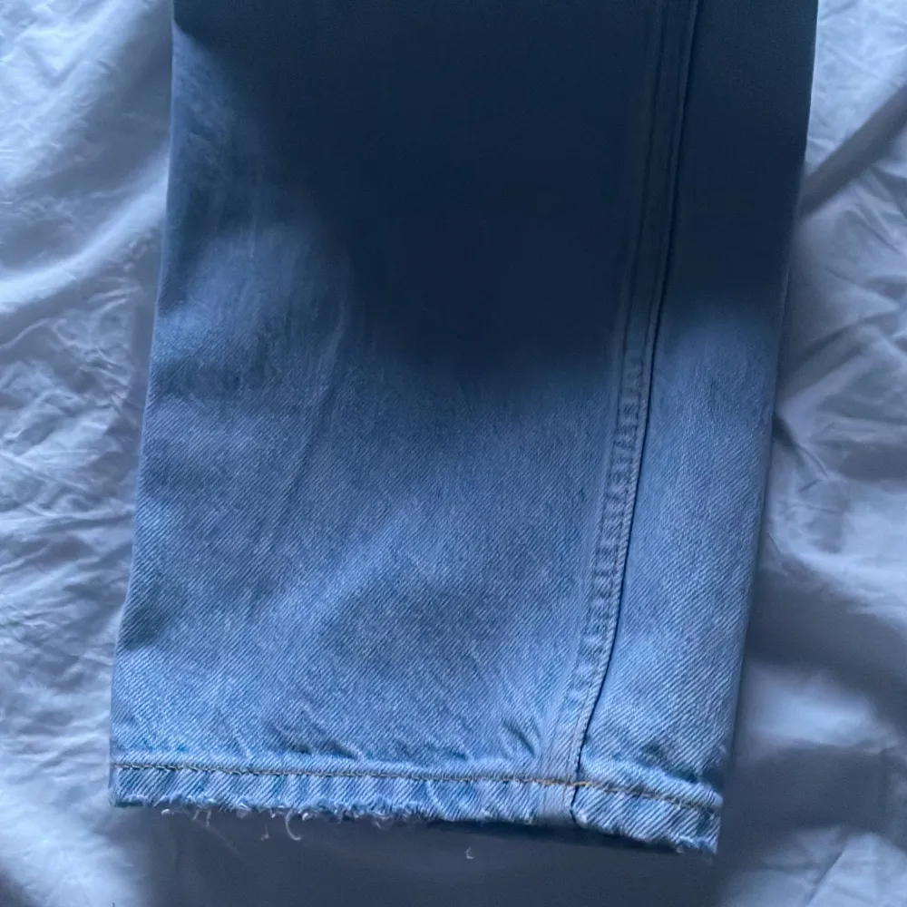 Ljusblå jeans från ginatrociot som inte ens är använda 1 gång jätte fina. Högmidjade och vida . Jeans & Byxor.