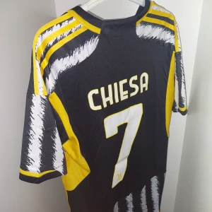 Juventus tröja, #7 Chiesa - Juventus hemmatröja 🏆 2023/24 🏆 I nyskick 🏆 Chiesa,#7 🏆  För endast 449kr kan detta världskända matchställ bli ditt! Hör av dig vid funderingar