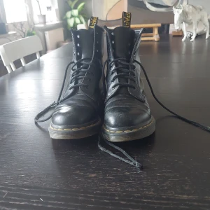 Dr. Marten's  - Dr Martens i storlek 38. Rätt bra skick, lite creasade och lite slitna skosnören. Org pris 2100kr.
