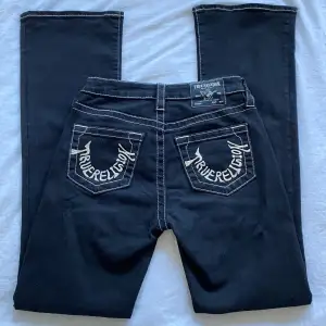 Lågmidjade bootcut True Religion jeans. Inköpta för två månader sedan, jag har inte använt de mycket. De är i storlek 26 och passar 173cm helt ok i längd. Skriv gärna om vi har frågor🤍