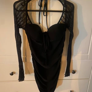 Glittrig klänning  - säljer min nyårsklänning som endast är använd en gång