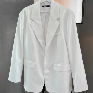 Vit Kavaj - Använd två gånger (den är ej missfärgad i ryggen, det är lampan som lyser bakom)