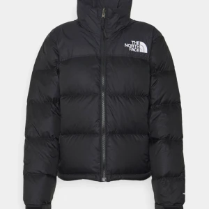 The North Face Jacka - Säljer min The North Face dunjacka då den inte alls kommer till användning för mig. Använt den 1-2 gånger, så den är helt i nyskick. Ny pris, 3 895kr💞